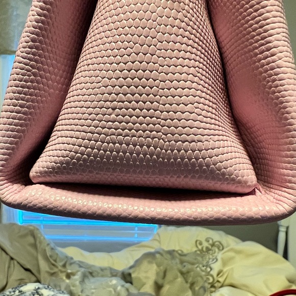 SOLD Dolce & Gabbana pink Lucia bag with bee decorated - Picture 15 of 16